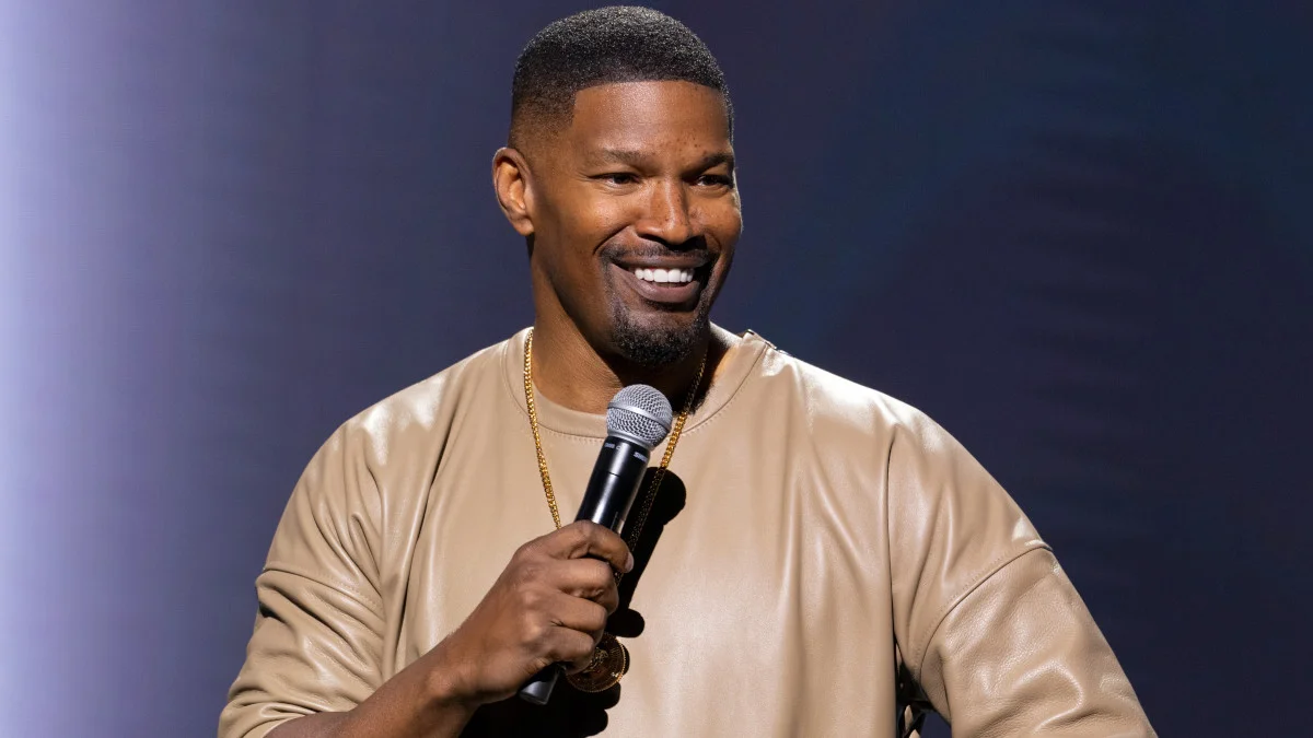 傑米福克斯 (Jaime Foxx) 在 Netflix 特別節目《發生了什麼》預告片中調侃了有關住院的內容